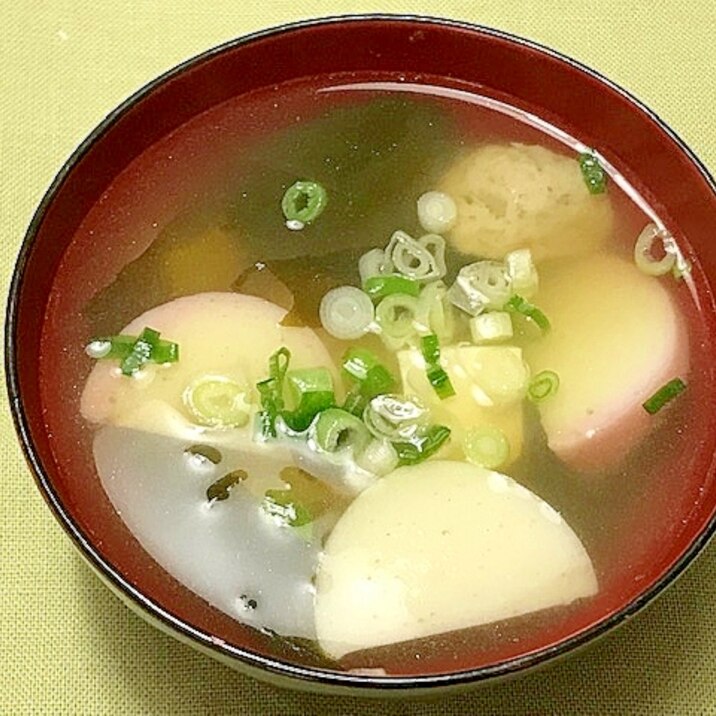 つみれとカマボコと豆腐とわかめのお吸い物